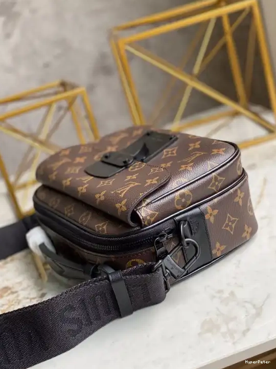 LOUIS VUITTON S LOCK MESSENGER 0517
